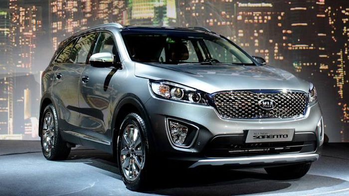 Το νέο Sorento έχει αποκτήσει ένα πιο δυναμικό στιλ σε σχέση με την προηγούμενη γενιά του και σε αυτό συνέβαλε η νέα μεγάλη κυψελωτή μάσκα μπροστά με 