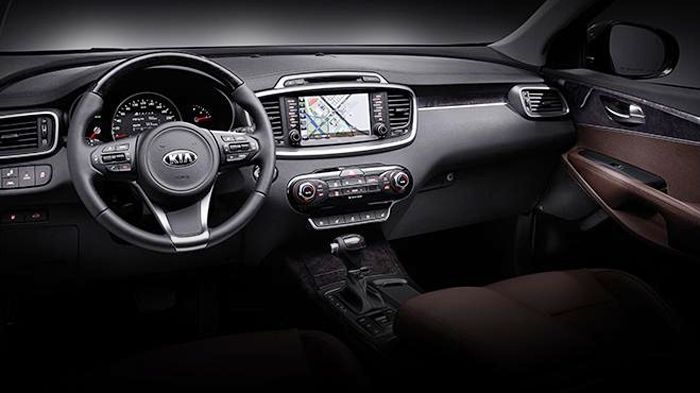 Εσωτερικά, το νέο Kia Sorento διαθέτει καινούργια δερμάτινα καθίσματα, ενώ ξεχωρίζουν τα φινιρίσματα από ξύλο, καθώς και οι χρωμιομένες λεπτομέρειες. 