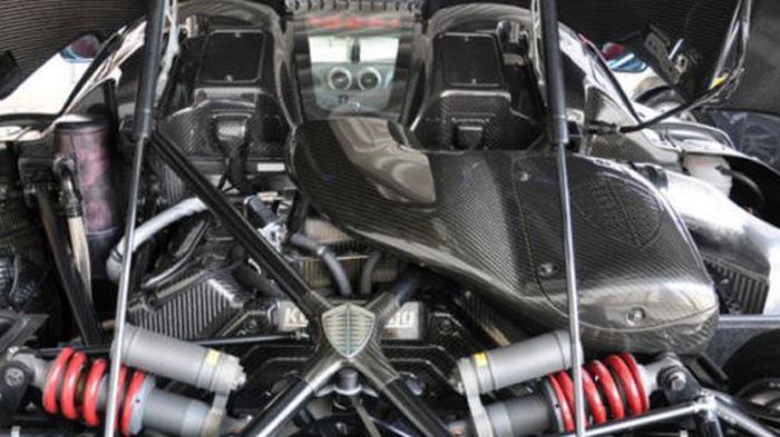 Το Koenigsegg CCX Edition τροφοδοτείται από ένα V8 διπλά υπερτροφοδοτούμενο, αλουμινένιο μοτέρ 4,8 λτ. που αποδίδει 888 «άλογα» και 920 Nm ροπής.