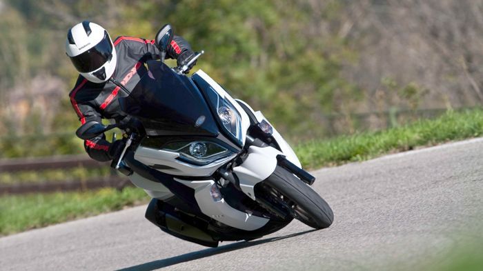 Sport, δυναμικό, και πλέον με ABS της Bosch, το Kymco K-XCT 300i ABS ήρθε και στην Ελλάδα, σε ανταγωνιστική τιμή.
