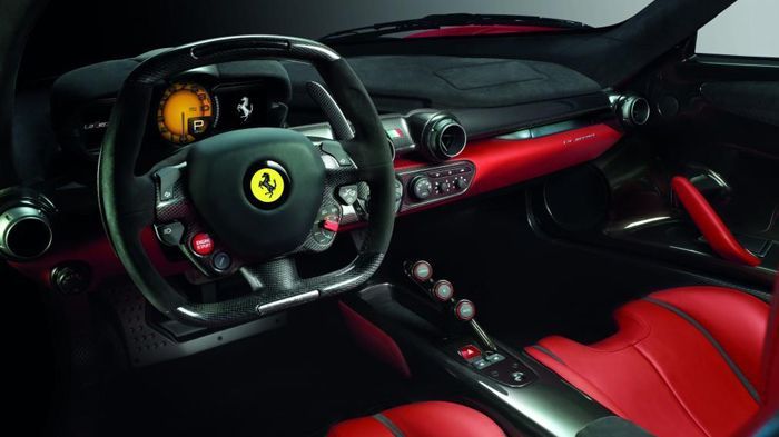 Η «κλασική» LaFerrari φέρει έναν V12 κινητήρα, που συνδυάζεται με έναν ηλεκτροκινητήρα 120kW, αποδίδοντας 963 ίππους συνδυαστικά και 900 Nm ροπής. 