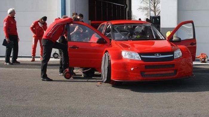 Μηχανικά, τα τρία νέα Granta TC1 τροφοδοτούνται από ένα 4κύλινδρο 1,6 λτ. turbo μοτέρ, που αποδίδει 385 ίππους.