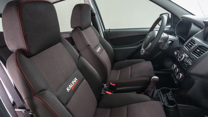 Αναφορικά με το εσωτερικό του Kalina Sport, προστέθηκαν νέα bucket καθίσματα με το λογότυπο της έκδοσης, δερμάτινο τιμόνι και λεβιές ταχυτήτων.