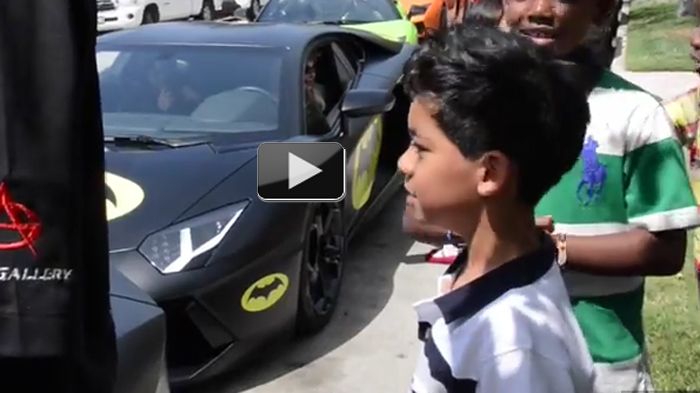 Η Aventador με τους 700 ίππους και τον V12 … χαρίζει απίστευτα χαμόγελα στον μικρό fan των Lamborghini και στους φίλους του.