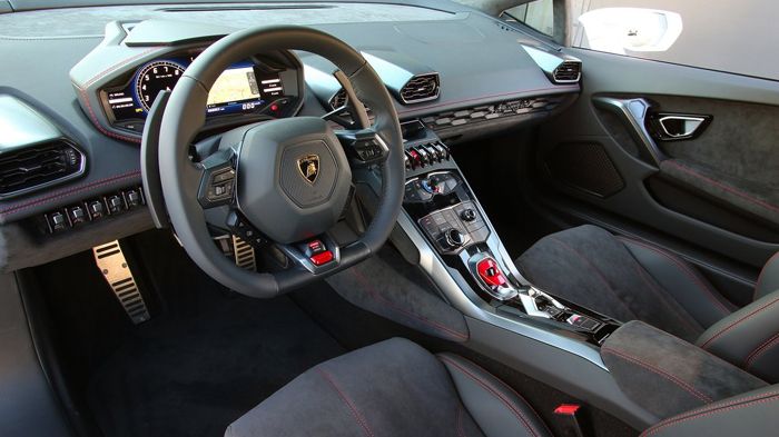 Η Lamborghini παραμένει στα ατμοσφαιρικά, όμως στο μέλλον δεν αποκλείεται να δούμε μοντέλα της με turbo plug-in hybrids ή ακόμα και αμιγώς ηλεκτρικά μ