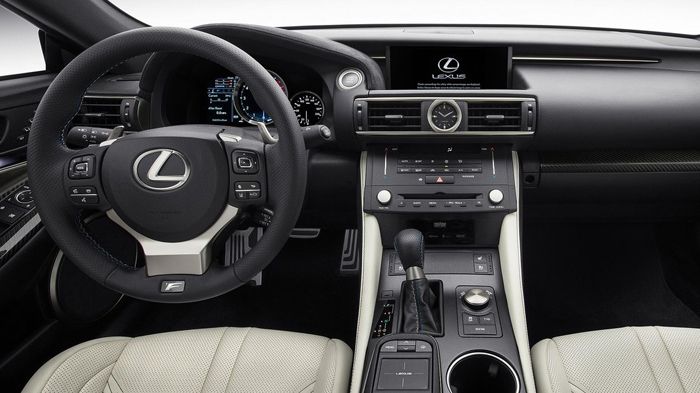Στο εσωτερικό του RC F υπάρχουν δερμάτινες επενδύσεις από υψηλής ποιότητας δέρμα, αεριζόμενα μπροστινά καθίσματα και σύστημα infotainment με GPS.