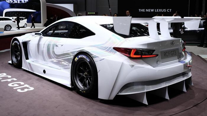 Στο πίσω μέρος δεσπόζει η τεραστίων διαστάσεων αεροτομή, καθώς και ο μεγάλος διαχύτης.