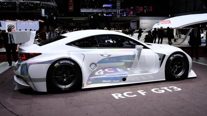 Κάτω από το καπό έχει εφοδιαστεί με τον 5λιτρο V8 κινητήρα δανεισμένο από το πιο «πολιτισμένο» coupe μοντέλο.