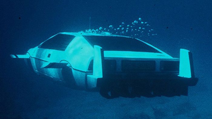 Ο Roger Moore πρωταγωνιστούσε στο «Spy Who Loved Me», οδηγώντας τη Lotus Esprit, που… μπορούσε να καταδύεται, ενώ τώρα θα πουληθεί από 24 εκατ. 