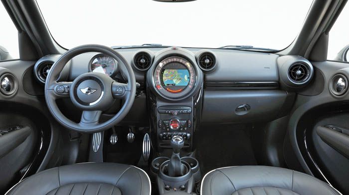 Οι αλλαγές στην καμπίνα αφορούν κυρίως στις επενδύσεις και τους συνδυασμούς αυτών. Ο ευχάριστος διάκοσμος και η πρακτικότητα δένουν μεταξύ τους εξαιρε