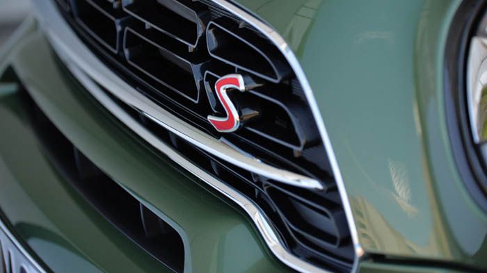 Η νέα πολυγωνική μάσκα ξεχωρίζει. Το Cooper S απέκτησε 6 ακόμα ίππους φτάνοντας τους 190.