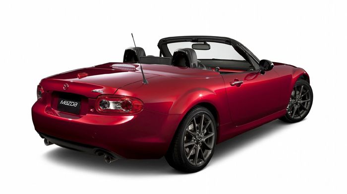 Το ντεμπούτο του επετειακού MX-5 θα γίνει στην έκθεση της Ν. Υόρκης, εκεί που θα δούμε επισήμως και το σασί της επόμενης γενιάς του.