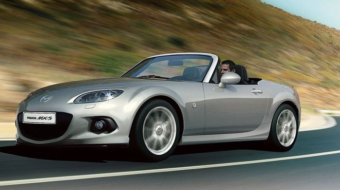 Η νέα γενιά του Mazda MX-5 θα πατήσει σε μια καινούργια ελαφρύτερη πλατφόρμα, με αποτέλεσμα να ζυγίζει 1.088 κιλά το πολύ (εδώ εικονίζεται η υπάρχουσα