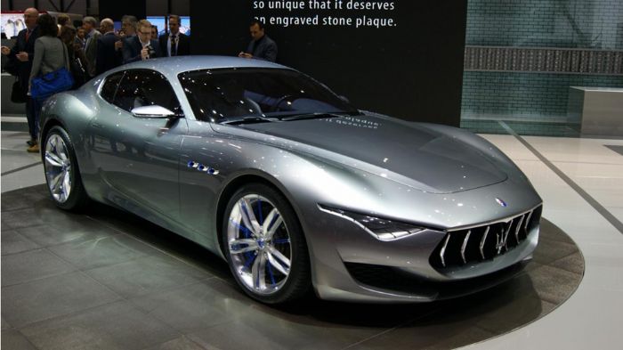 O James Cowan, διευθυντής πωλήσεων της Maserati στο Ηνωμένο Βασίλειο, δήλωσε ότι η «Alfieri είναι ένα φουτουριστικό και πρωτοποριακό σε σχεδιασμό coup