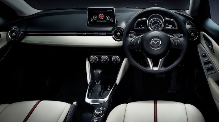 Η επιρροή από το Mazda3 συνεχίζεται και στο εσωτερικό, εκεί που highlight αποτελεί η οθόνη αφής που βρίσκεται στο μέσο του ταμπλό, η οποία αποτελεί μέ