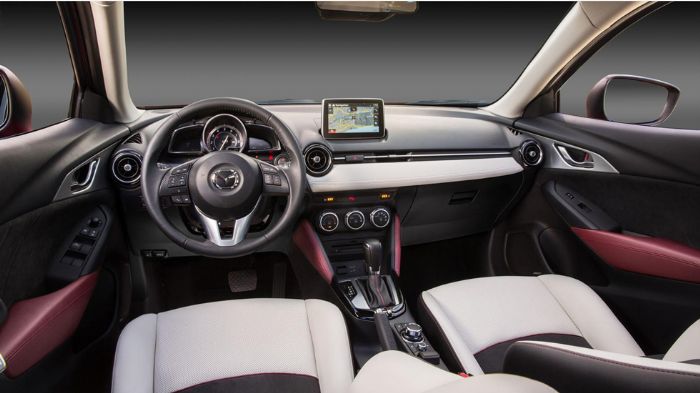 Το εσωτερικό του νέου Mazda CX-3 χαρακτηρίζεται από τις καθαρές σχεδιαστικά γραμμές. Προεξάρχον χαρακτηριστικό της καμπίνας αποτελεί η μεγάλη «αναδυόμ