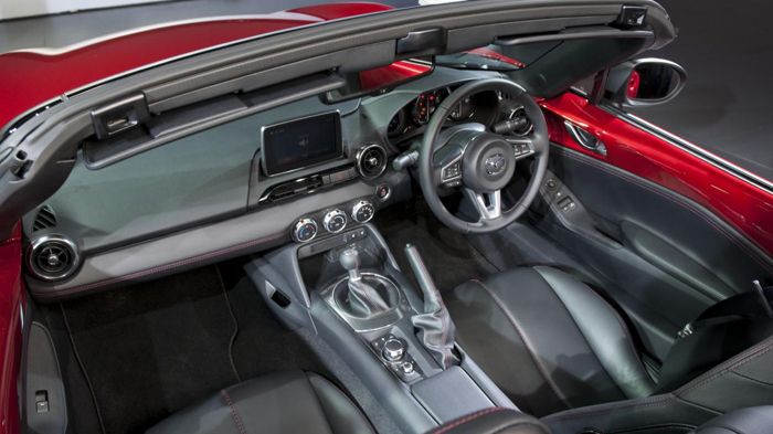 Tο νέο MX-5 πατά σε νέα πλατφόρμα και είναι ελαφρύτερο από το απερχόμενο μοντέλο κατά 100 κιλά περίπου. 