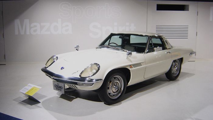 Το Cosmo Sport του 1967 είναι το 1ο Mazda με κινητήρα Wankel. Φτιάχτηκε σε 1.519 αντίτυπα, με την 1ου του εκδοχή να φέρει ένα 1.000άρι μοτέρ 110 ίππων