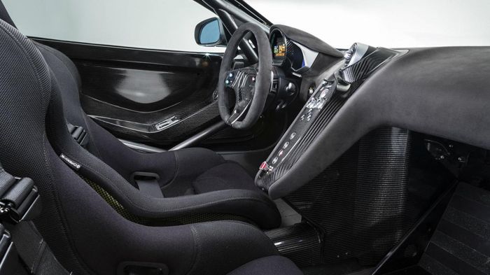 Στο «λιτό» εσωτερικό εξοπλισμό της 650S Sprint αφαιρέθηκε ό,τι δεν ήταν απαραίτητο σε σχέση με την 650S Coupe ενώ προστέθηκε πυροσβεστικό σύστημα και 