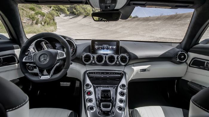 Εσωτερικά οι φήμες θέλουν η νέα Mercedes-AMG GT Edition 1 να φέρει γκρι δερμάτινες επενδύσεις με κίτρινα φινιρίσματα στα καθίσματα και το ταμπλό (εικό