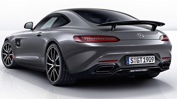 Στη νέα Mercedes-AMG GT Edition 1 έχει προστεθεί μια μεγαλύτερη πτέρυγα στο πίσω μέρος, ενώ φαίνεται ότι και τα πίσω φανάρια είναι πιο μακρόστενα σε σ