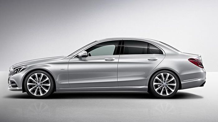 Η έκδοση Edition 1 της C-Class θα φέρει 19άρες ζάντες αλουμινίου σε δύο παραλλαγές, ενώ το εν λόγω μοντέλο θα διατίθεται με πολλές επιλογές εξωτερικής