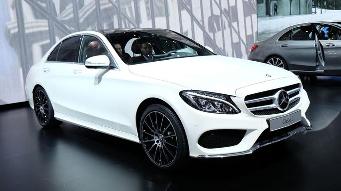 Η νέα C-Class πατά πάνω σε μια νέα πλατφόρμα της Mercedes, την «MRA», η οποία της προσφέρει μικρότερο βάρος (-100 κιλά περίπου), σε σχέση με την προηγ