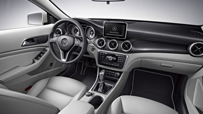 Στο εσωτερικό της CLA θα υπάρχουν νέα φινιρίσματα ανοιχτόχρωμου ξύλου, ενώ θα ξεχωρίζουν το νέο multimedia πληροφοριών και ψυχαγωγίας με 8άρα οθόνη πο