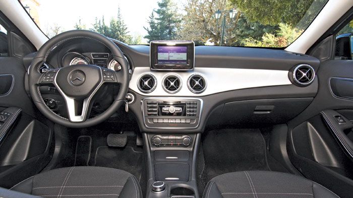 Το εσωτερικό της νέας GLA έρχεται από αυτό της Mercedes A-Class, με τη διαφορά της υψηλότερης θέσης οδήγησης.