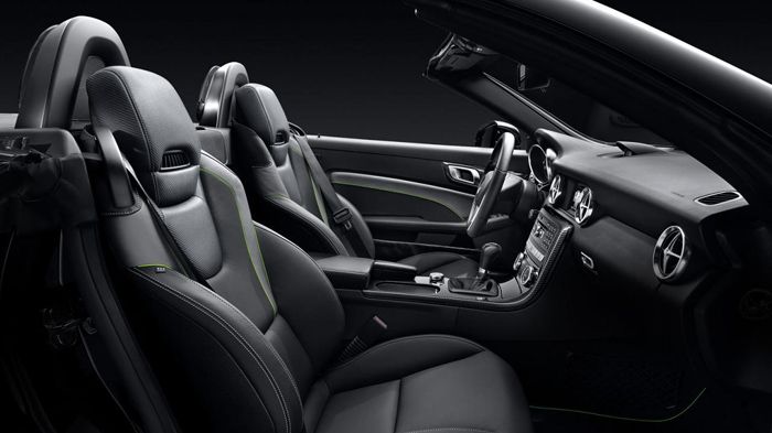 Στο εσωτερικό της Mercedes SLK CarbonLOOK διακρίνονται οι δύο διαφορετική τόνοι των αποχρώσεων-υλικών.