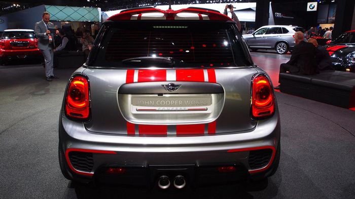 Στο πίσω μέρος του MINI John Cooper Works concept υπάρχει ένας νέος διαχύτης, που φέρει δύο χρωμιομένες εξατμίσεις, τοποθετημένες στο κέντρο.