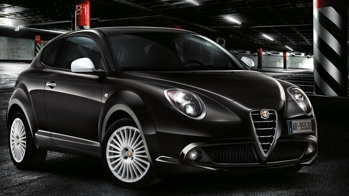 Τα λογότυπα «Junior» δίνουν το στίγμα της MiTo Junior, η οποία διαθέτει λευκούς καθρέφτες και ζάντες, αλλά και ένα Satin Chrome επίστρωμα για τα χειρι