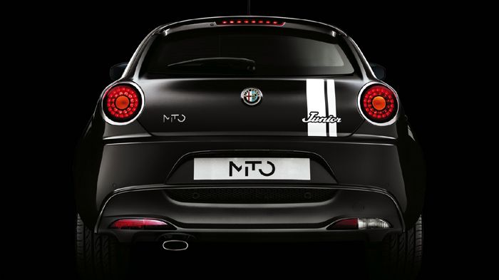 H νέα MiTo Junior διαθέτει ελκυστικές λεπτομέρειες όπως οι ζάντες αλουμινίου 17 ιντσών με λευκές υποδοχές, ο σπορ πίσω προφυλακτήρας και η χρωμιωμένη 