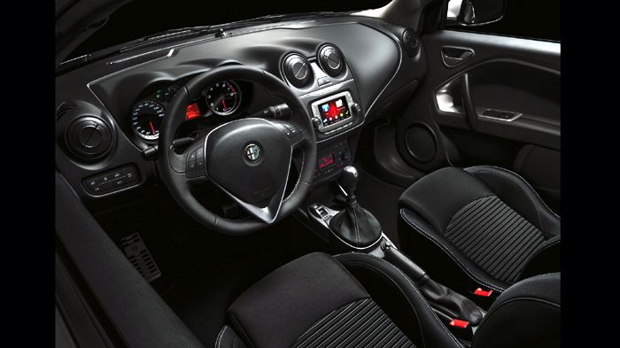 H νέα MiTo Junior ξεχωρίζει για τις λευκές της λεπτομέρειες, το νέο σχέδιο στο τιμόνι, τα ειδικά υλικά με το λογότυπο «Junior» και το δερμάτινα επιλογ