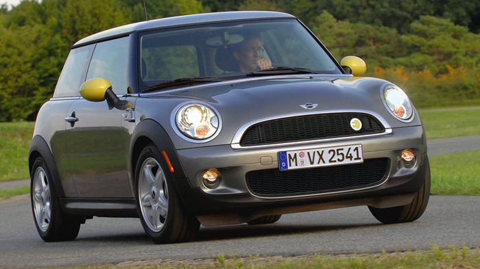 Η πρώτη απόπειρα της Mini να δημιουργήσει ένα ηλεκτρικό μοντέλο ήταν το 2009 με το Mini E, αλλά το μοντέλο δεν κυκλοφόρησε μαζικά.