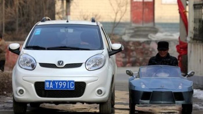 Η μινιατούρα φτάνει τα 2 μ. μήκος και το ένα μέτρο πλάτος, ενώ τροφοδοτείται από 5 ηλεκτρικές μπαταρίες, οι οποίες της εξασφαλίζουν 60 χλμ. αυτονομία 