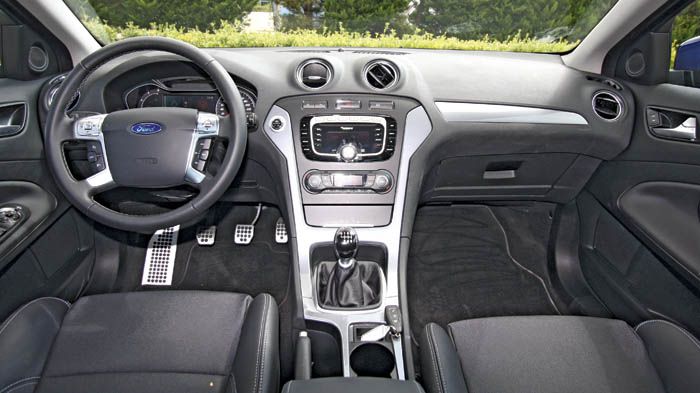 Το εσωτερικό είναι ποιοτικό και καλοφτιαγμένο. Η σχεδίαση, χωρίς εξάρσεις, δείχνει τα χρόνια του μοντέλου.	