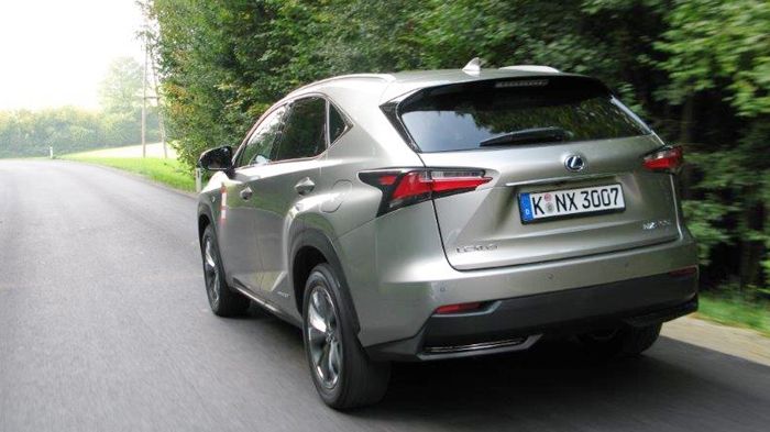 Το Lexus NX πατάει με σιγουριά, με την ποιότητα κύλισης να είναι εξαιρετική, ενώ ο ανοιχτός αυτοκινητόδρομος είναι βούτυρο στο ψωμί του.