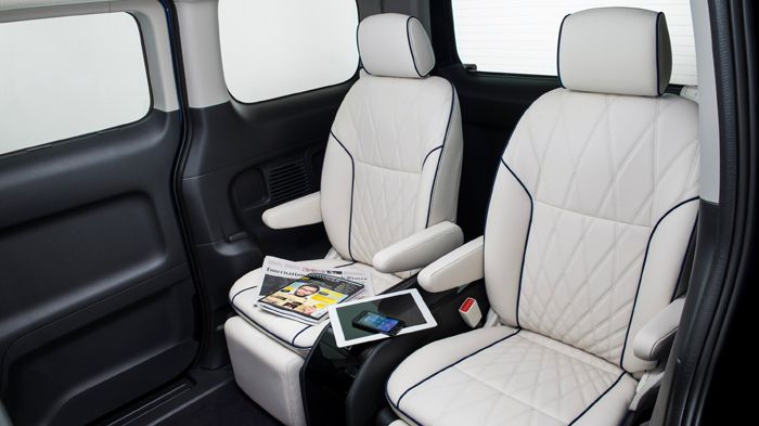 Το σαλόνι του e-NV200 VIP Concept, αποτελείται από καθίσματα υψηλής ποιότητας σε  λευκό δέρμα με μπλε αποχρώσεις, οι οποίες δημιουργούν μια αντίθεση μ