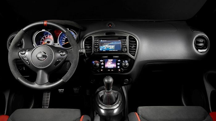 Εσωτερικά, το facelift Juke Nismo RS μπορεί να εφοδιαστεί –προαιρετικά- με αγωνιστικά bucket καθίσματα της Recaro.	