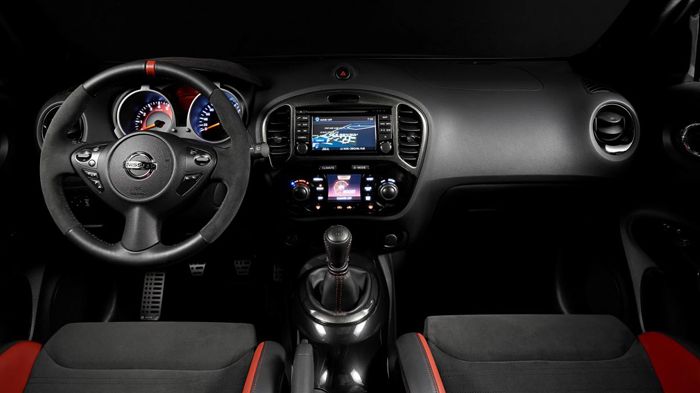 Το facelift Juke Nismo RS εσωτερικά μπορεί να εφοδιαστεί –προαιρετικά- με αγωνιστικά bucket καθίσματα της Recaro.
