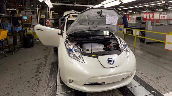 Ο Ghosn ανέφερε ότι το εργοστάσιο της Nissan για μπαταρίες ηλεκτρικών οχημάτων θα συνεχίσει τη λειτουργία του, αλλά σταδιακά θα μειώνεται η παραγωγή τ