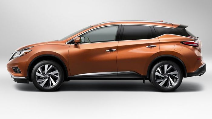 Στο νέο Nissan Murano τον χαρακτήρα του crossover τονίζουν τα μαύρα πλαστικά προστατευτικά, ενώ περισσότερη πολυτέλεια σε σχέση με το παρελθόν «χαρίζε