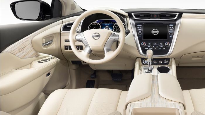 Στις ακριβότερες εκδόσεις του νέου Nissan Murano, θα υπάρχουν –εσωτερικά- επενδύσεις από λευκό δέρμα υψηλής ποιότητας και φινιρίσματα από ξύλο.