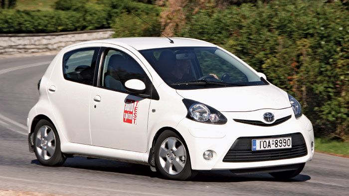 Το μίνι της Toyota αφήνει τις καλύτερες εντυπώσεις χάρη στον ασφαλή και ιδιαίτερα προβλέψιμο -για τα δεδομένα τη κατηγορίας- τρόπο με τον οποίο κινείτ