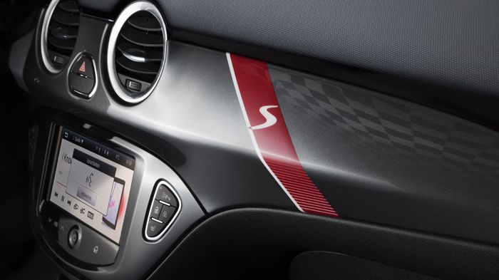 Στο εσωτερικό διακρίνεται στο ταμπλό το S, το οποίο αποδεικνύει την ταυτότητά του.