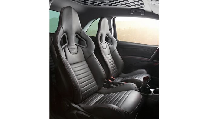 Εντυπωσιάζουν τα μπακετ της Recaro Performance.