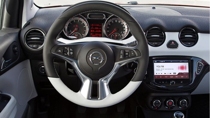 Το εσωτερικό του Adam Rocks δεν διαφοροποιείται από τις υπόλοιπες εκδόσεις του μοντέλου. 