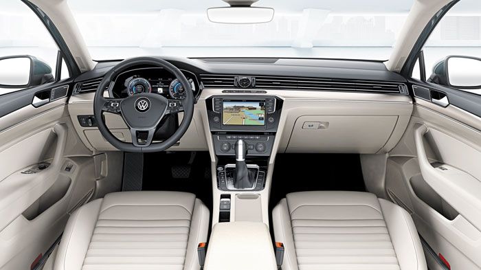 Το εσωτερικό του νέου VW Passat προβάλει το hi-tech υπόβαθρο του μοντέλου, με τον νέο, πλήρως ψηφιακό πίνακα οργάνων να ξεχωρίζει.