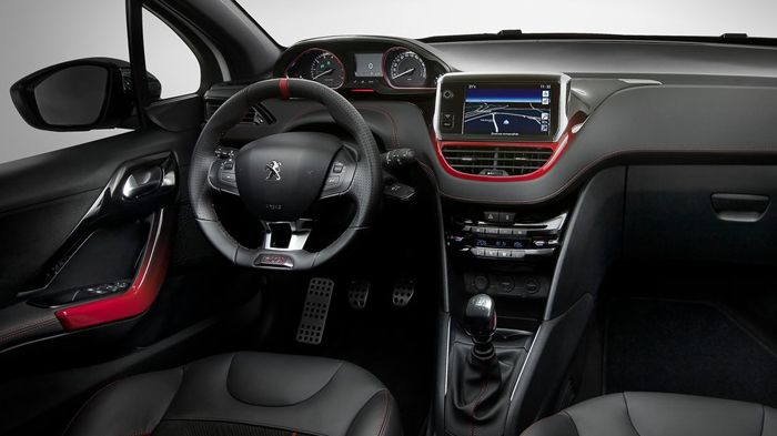 Το 208 GTi εσωτερικά διαθέτει σπορτίφ πινελιές με μεταλλικά φινιρίσματα και πεντάλ, ενώ κυριαρχεί η μεγάλη οθόνη αφής πολλαπλών λειτουργιών στην κεντρ